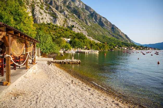 Oesterboerderij in de baai van kotor montenegro