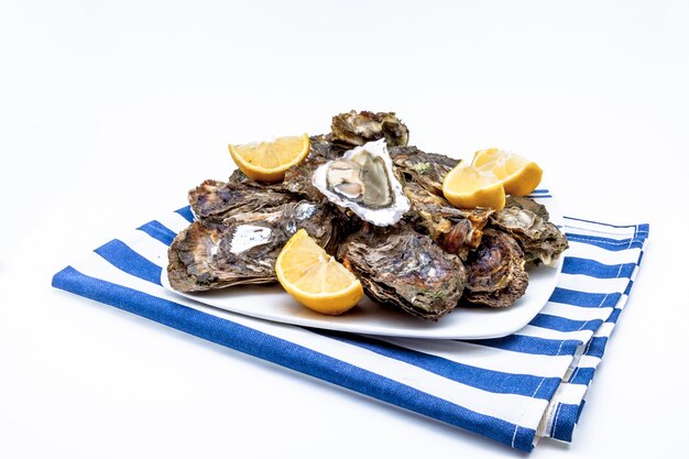 Oesters eten in een bord