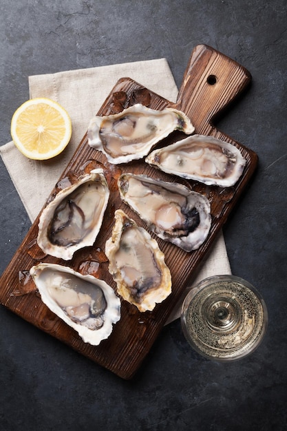 Oesters met citroen en witte wijn