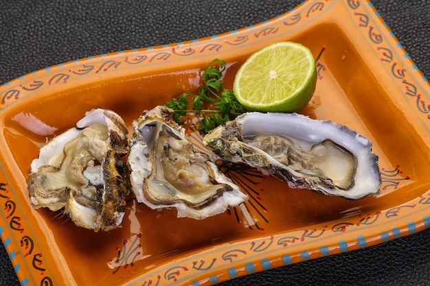 Oesters met limoen en peterselie