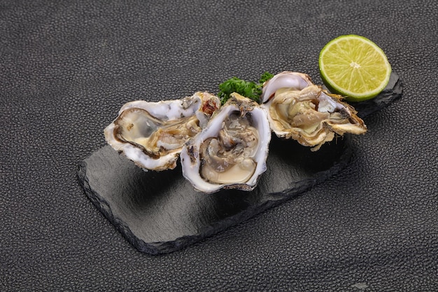 Oesters met limoen en peterselie