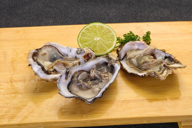 Oesters met limoen en peterselie