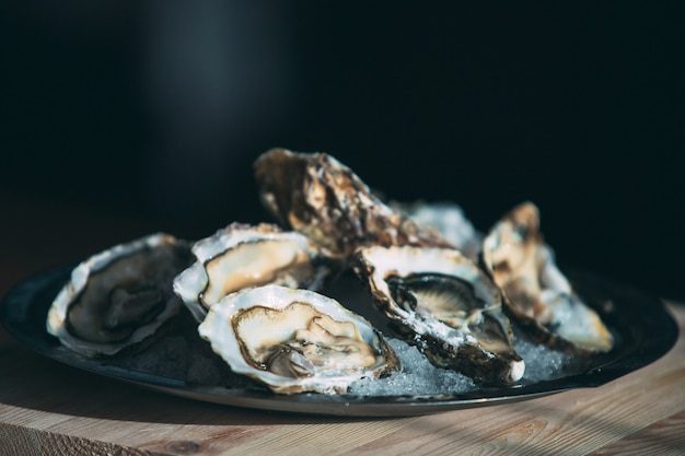 Oesters op het bord.