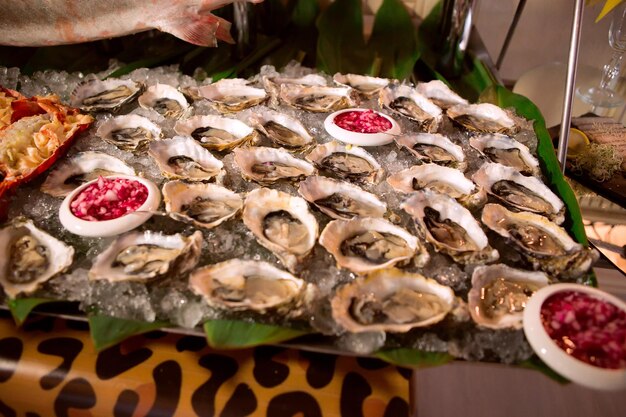 Oesters op ijs bij het buffet