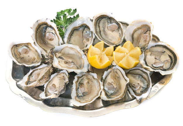 oesters op zilveren dienblad
