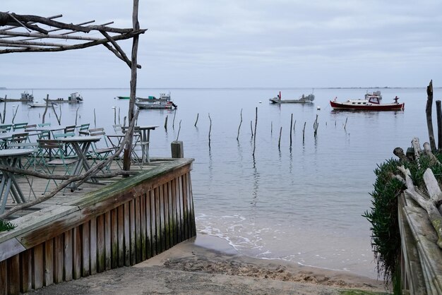 Oesters strand en boot in het dorp Arcachon in zonsopgang winterdag