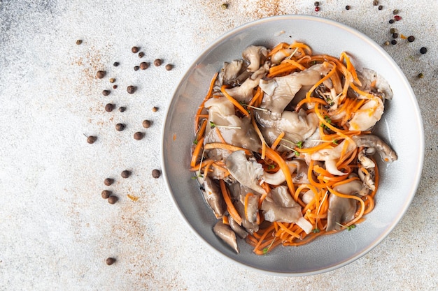 oesterzwammen salade ingelegde champignons wortelen Koreaanse marinade gezonde maaltijd dieet snack