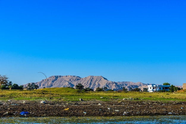 Oever van de rivier de Nijl in Luxor, Egypte