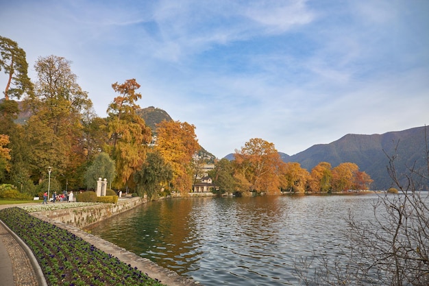 Oever van het Meer van Lugano in Zwitserland