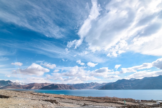 Oever van Pangong-meer in Leh Ladakh, India