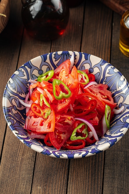 Oezbeekse Achichuk-salade met tomaten en peper