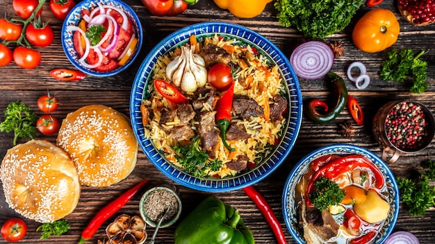 Oezbeekse en centraal-azië keuken concept geassorteerde oezbeekse eten pilaf samsa lagman manti shurpa oezbeekse restaurant concept oezbeekse eten voedsel recept achtergrond