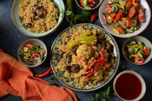 Oezbeekse keuken (voedsel) pilaf (plov), salade achichuk (achuchuk). Schapen, rijst, wortelen, plantaardige olie, rozijnen, ui, kurkuma, zwarte peper, komijn