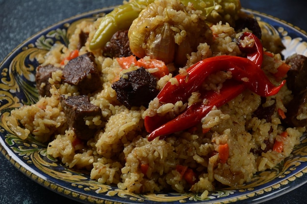 Oezbeekse keuken (voedsel) pilaf (plov). Schapen, rijst, wortelen, plantaardige olie, rozijnen, ui, kurkuma, zwarte peper, komijn