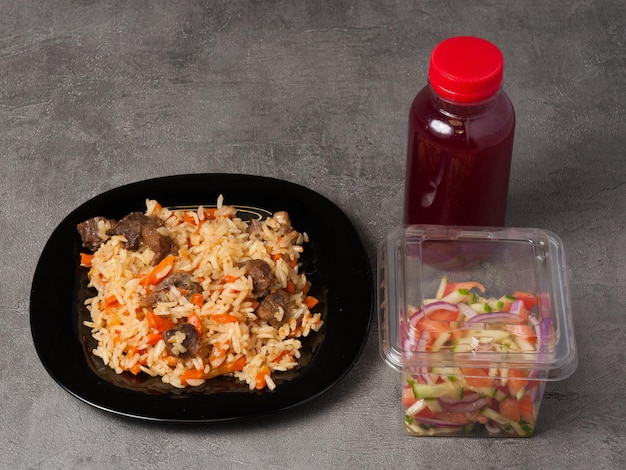 Oezbeekse pilaf groentesalade en lunchset voor drankjes