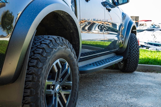 Off-road auto close-up achteraanzicht op grote vuile wielen.