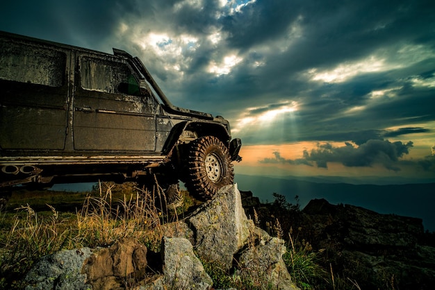 Foto off-road auto offroad jeep auto op slecht grindwegwiel close-up in een landelijk landschap met een...