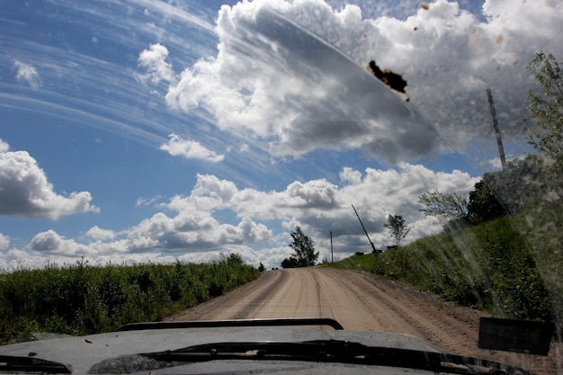 off-road race in het bos voor off-road auto's en jeep