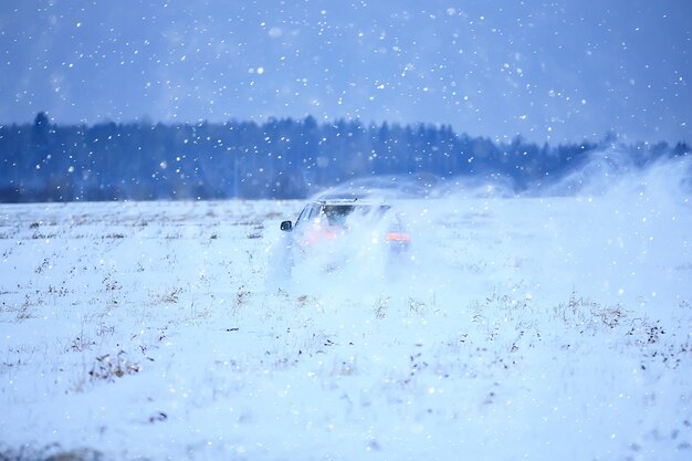 off-road voertuig drift in het sneeuwveld avontuur winter snelheid natuur