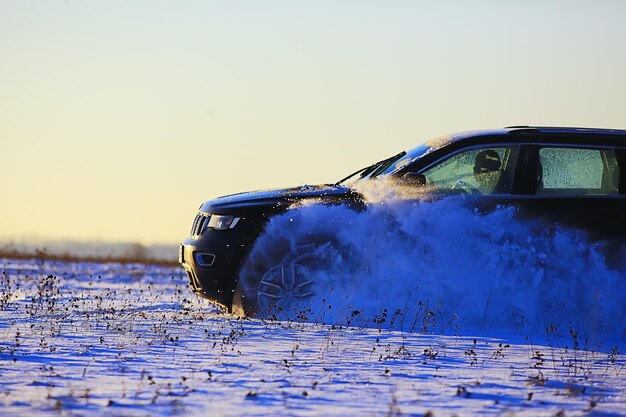 off-road voertuig drift in het sneeuwveld avontuur winter snelheid natuur