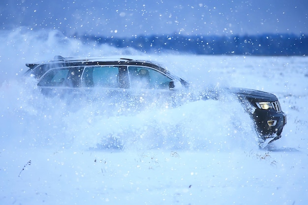 off-road voertuig drift in het sneeuwveld avontuur winter snelheid natuur