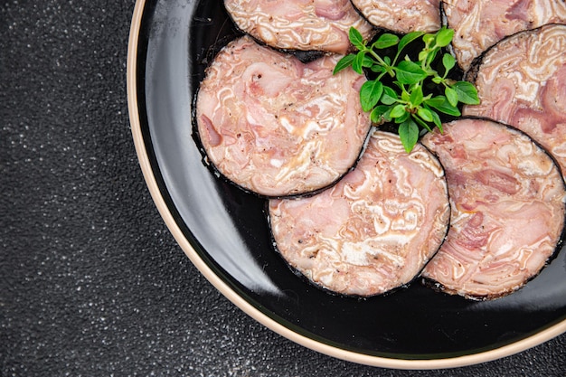 Foto frattaglie carne salsiccia di maiale andouille stomaco di maiale collo di maiale frattaglie pasto spuntino sul tavolo