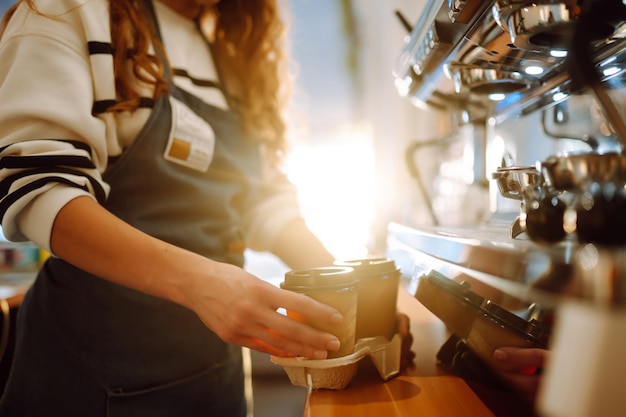 Foto offee per andare giovane barista ragazza sorridente felice tenendo prendere il caffè al caffè