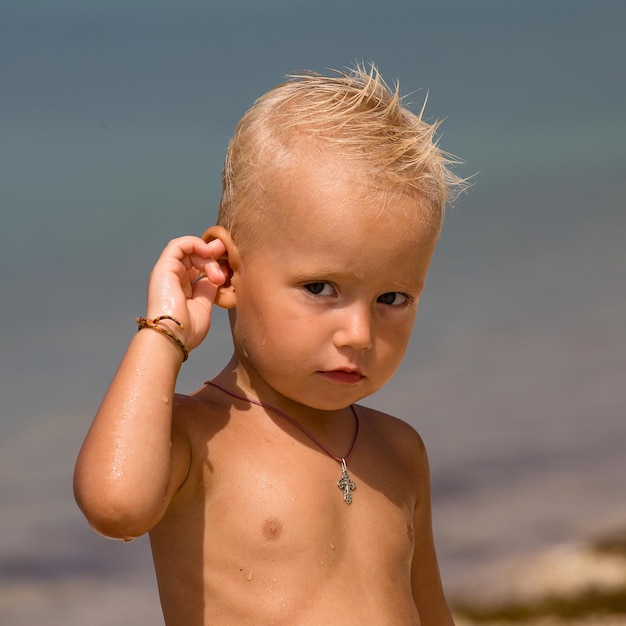 Photo offended child on the beach