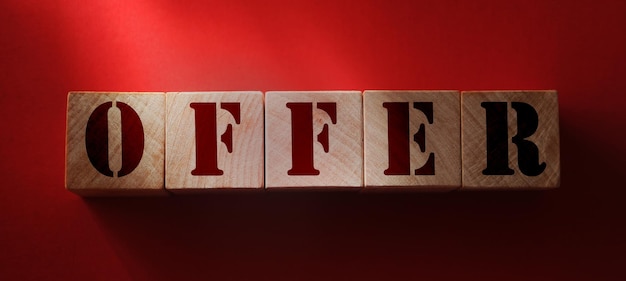 Foto offerta parola su cubi di legno su sfondo rosso concetto di business