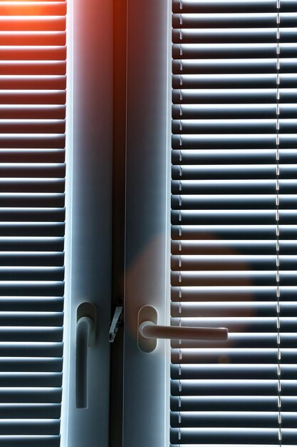 Office blinds Moderne jalousie op de ramen in de kamer Zonlicht