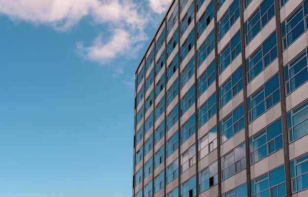 写真 晴れた日に青い空の下のオフィスビルの正面