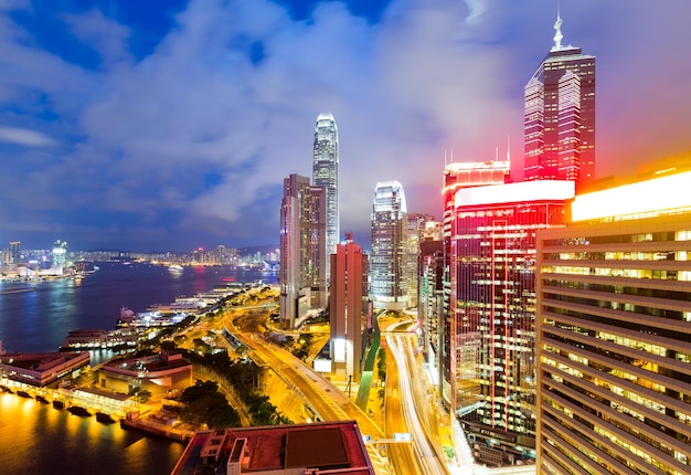 Foto edificio per uffici a hong kong durante la notte