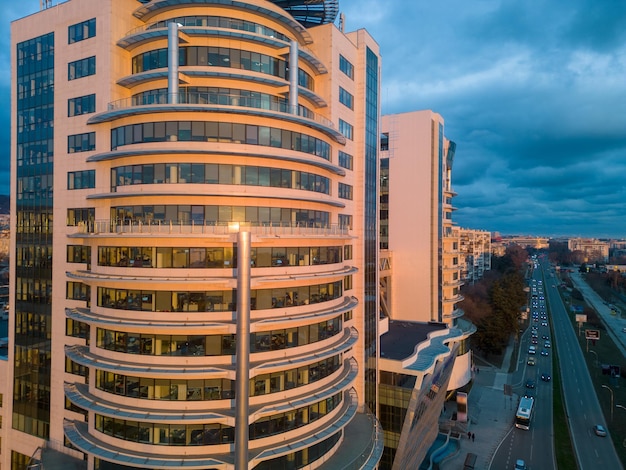 Photo office building at night aerial drone view