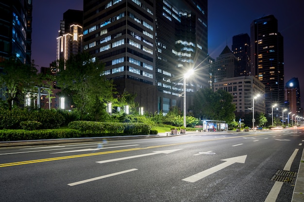 중국 청도 금융 센터에서 밤에 사무실 건물 및 고속도로
