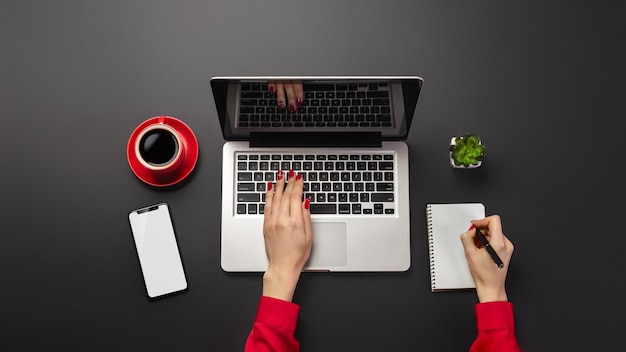 Office-bureaublad met kopieerruimte. Vrouw die op laptop werkt, panorama.