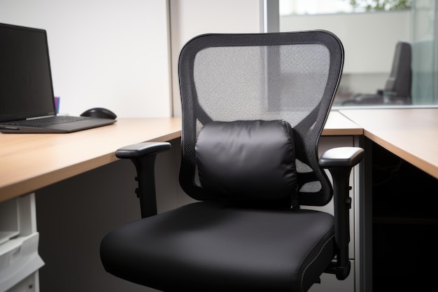 Фото Офисный стул с подушкой для поясничной поддержки