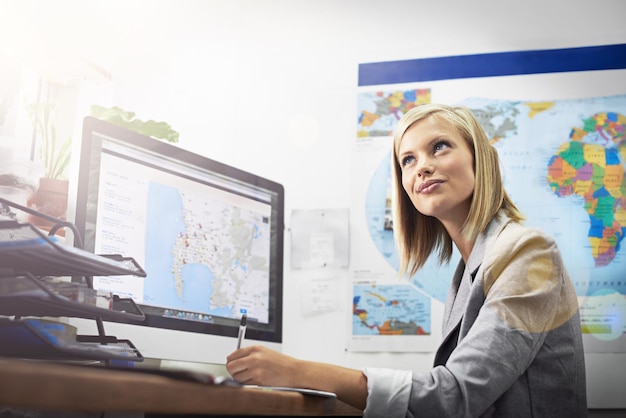 Foto agente di computer dell'ufficio e donna che pensano alla raccomandazione del percorso di viaggio o all'ispirazione per le vacanze o le vacanze del tour destinazione della mappa digitale o persona dell'agenzia che lavora su idee per la posizione della destinazione