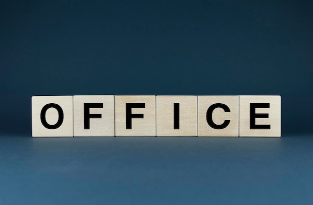 Офисные кубики образуют слово Office