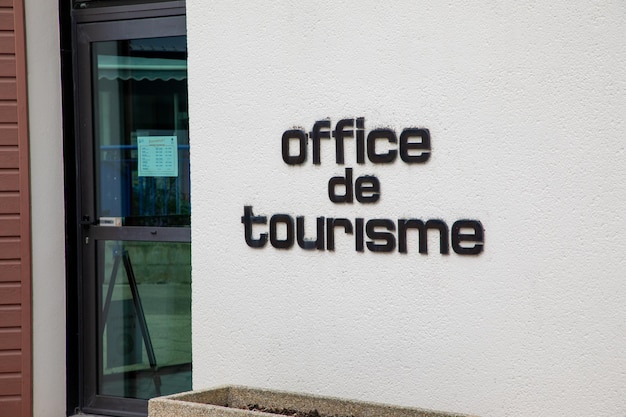 Foto testo e indicazione dell'ufficio del turismo francese sulla parete d'ingresso dell'edificio dell'ufficio turistico informazioni sul turismo francese centro