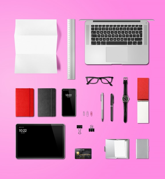 Office desk branding mockup bovenaanzicht geïsoleerd op roze