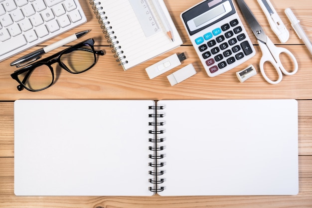 Photo office desk table workplace with office tools and open book for note