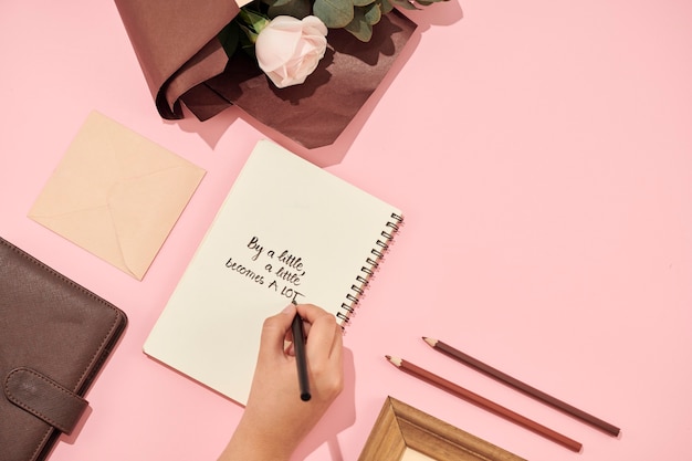 노트북으로 사무실 책상, 분홍색 장미의 아름다운 꽃다발