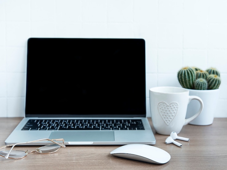Foto office desktop laptop met kantoorbenodigdheden op tafel