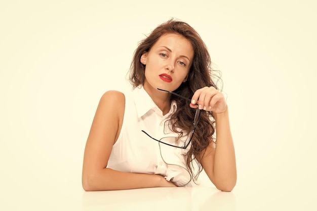 Office life concept Bedrijfsmanager Zakenvrouw Schoolleraar of student meisje aan tafel Sexy vrouw in glazen met rode lippen Mode en kapper schoonheidssalon Geïnspireerd om hard te werken