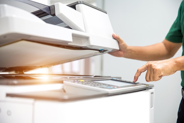 Foto uomo di ufficio che utilizza la fotocopia nel posto di lavoro dell'ufficio