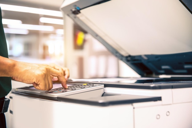 Foto uomo di ufficio che utilizza la fotocopia nel posto di lavoro dell'ufficio