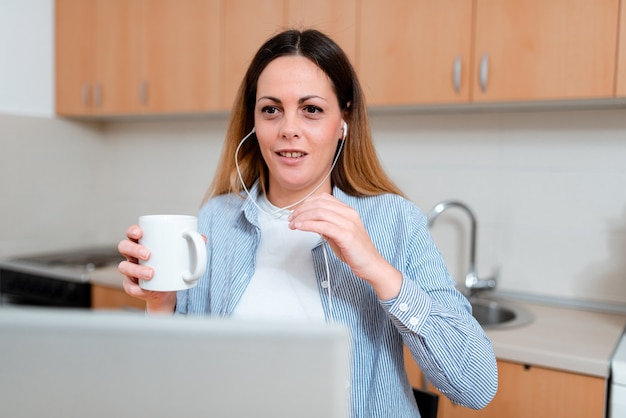 Riunione d'ufficio online, videoconferenza scolastica, idee di lavoro a distanza, lezioni, idee per presentazioni al computer, scrittura di note importanti, ricerca su internet, navigazione