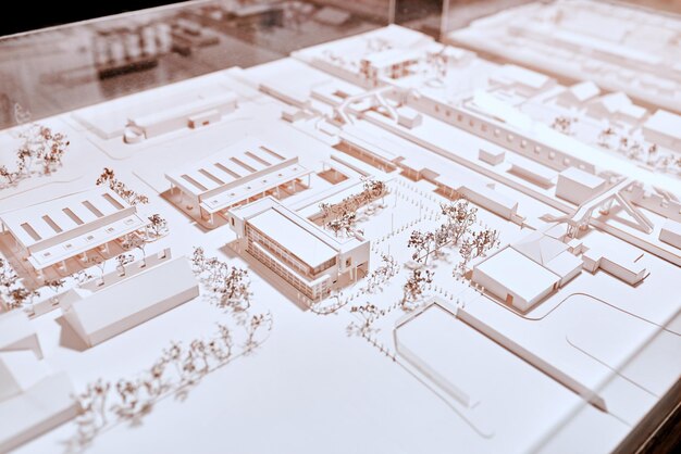 Foto pianta e modello dell'ufficio con architettura per il progetto di rimodellamento del design con edifici e costruzione progetto sul posto di lavoro e idea immobiliare per l'azienda con strategia per l'avvio dell'azienda