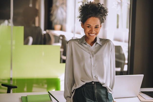 Nell'ufficio. bella mulatta in abiti casual da lavoro in ufficio