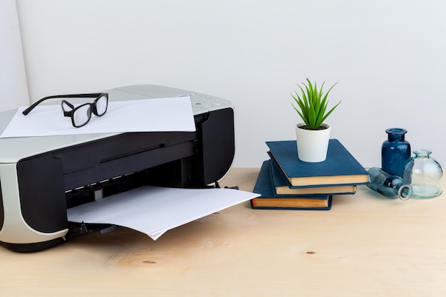 Office printer close-up op een houten tafel